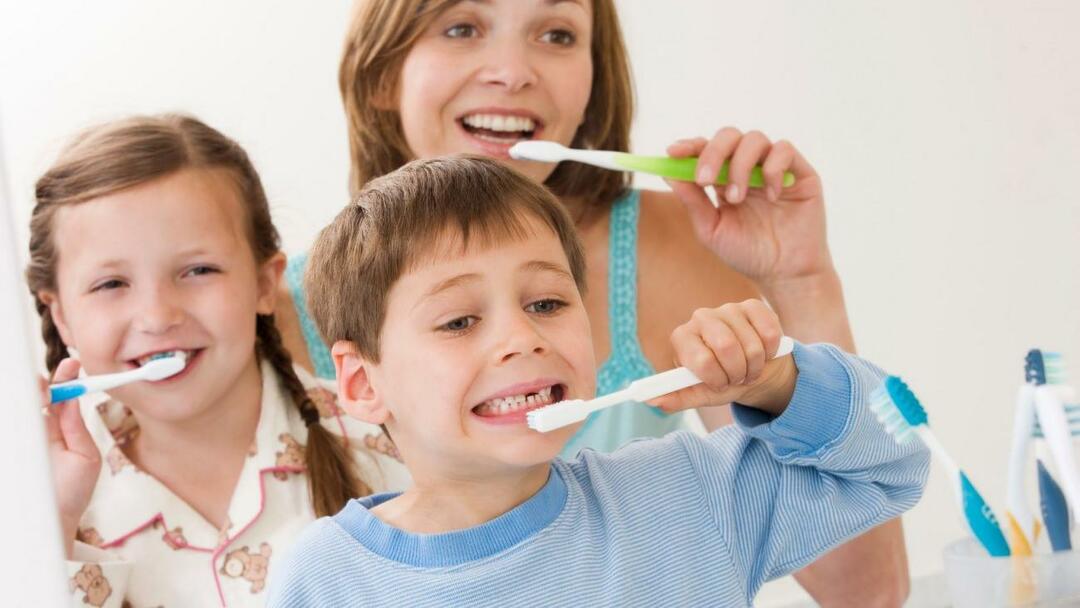 Каква трябва да бъде грижата за устата и зъбите на децата?