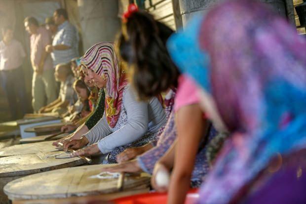 70 жени от Анталия продават палачинки и правят джамии