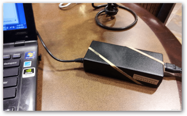 Пазете захранването на вашия лаптоп от плъзгане извън офис с гумена лента