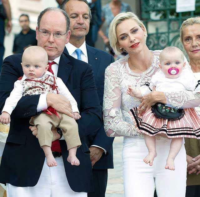 Принц Албер от Монако, принцеса Шарлийн и техните близнаци