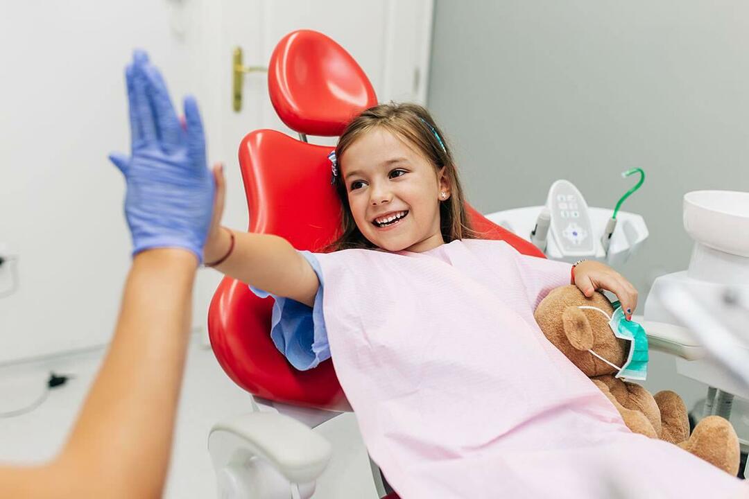 Кога децата трябва да получат стоматологична помощ? Каква трябва да бъде грижата за зъбите за училищните деца?
