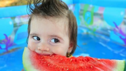 С какво трябва да се хранят бебетата в горещо време?