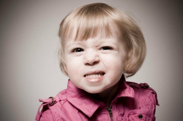 Какви са причините за смилането на зъбите при децата?