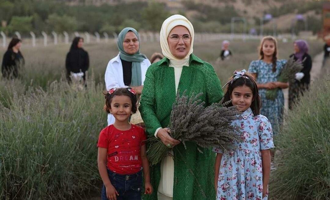 Първата дама Ердоган посети Екологично селище и жъне лавандула в Анкара