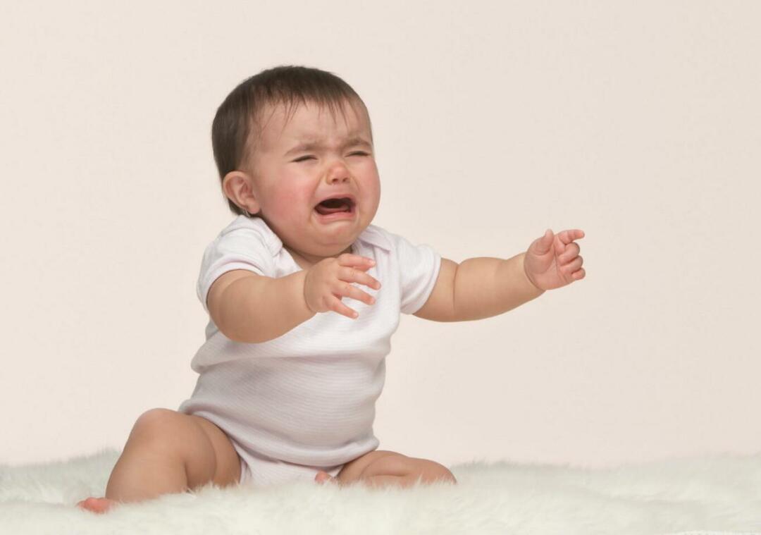 защо бебетата плачат