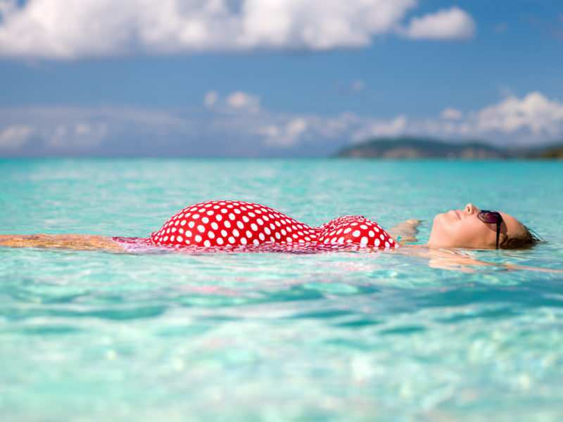 Плувни позиции и ползи по време на бременност! Можете ли да плувате в морето или термалния басейн, докато сте бременна?