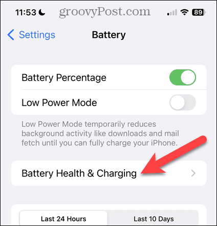 Докоснете Battery Health & Charging на екрана за батерията на iPhone