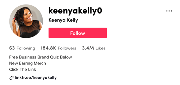 пример на екранна снимка на профил @ keenyakelly0 tiktok, показващ 184,8 000 последователи и 3,4 милиона харесвания, заедно с описание, предлагащо безплатна викторина, нови стоки на обеци и призив за действие, за да щракнете върху нейния профил linktr.ee връзка