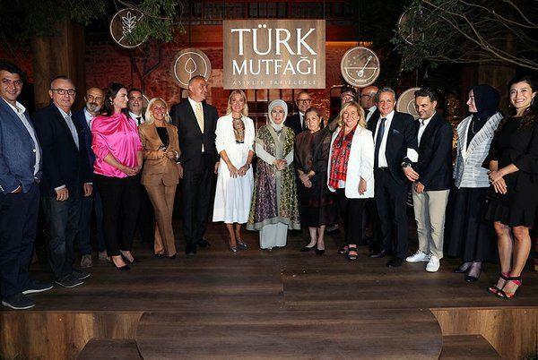 Издадена е под наблюдението на Емине Ердоган! Книга за турска кухня със столетни рецепти в 2 клона...