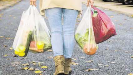 Къде трябва да се поставят пластмасови торбички у дома? Как да съхранявате хранителни стоки и да съхранявате торби?