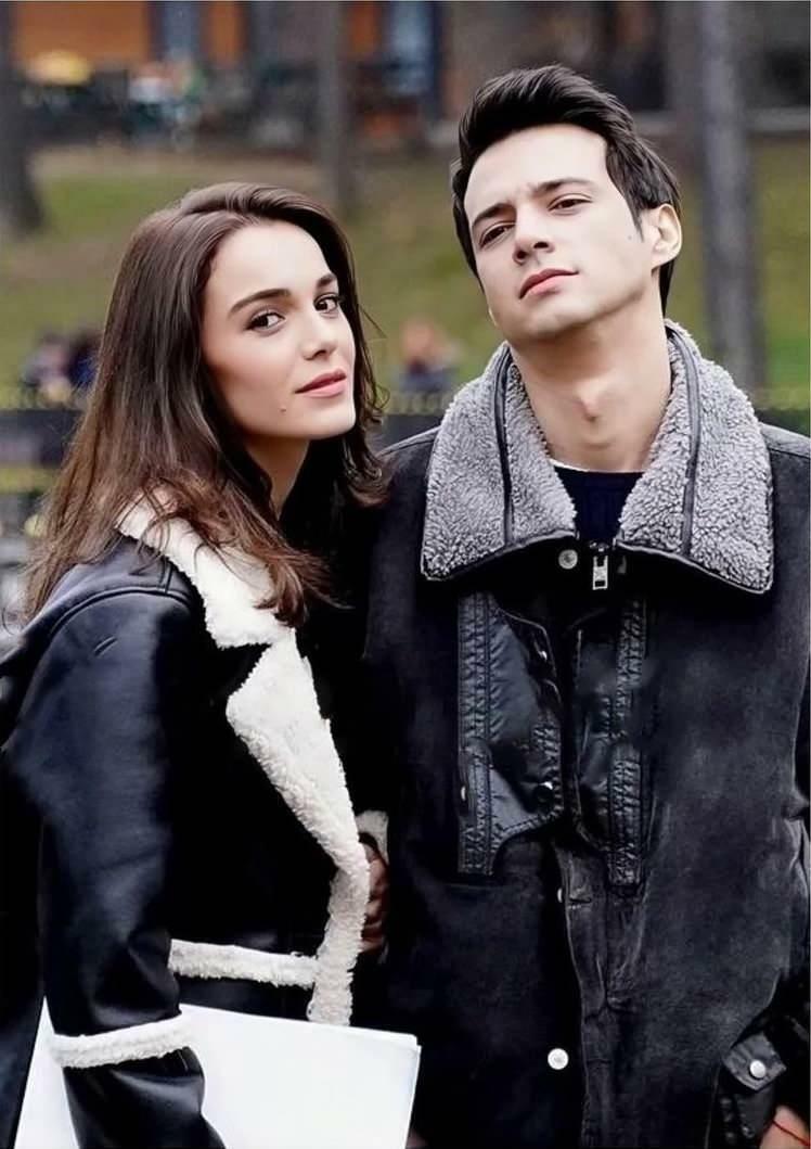 Hafsanur Sancaktutan и Mert Yazıcıoğlu, главните актьори от сериала Darmaduman