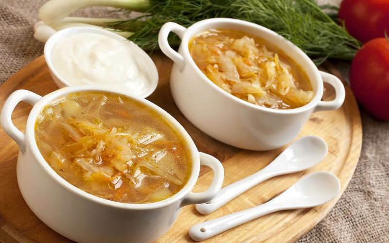 Как да си направим вкусна зелева супа? Съвети за приготвяне на зелева супа у дома