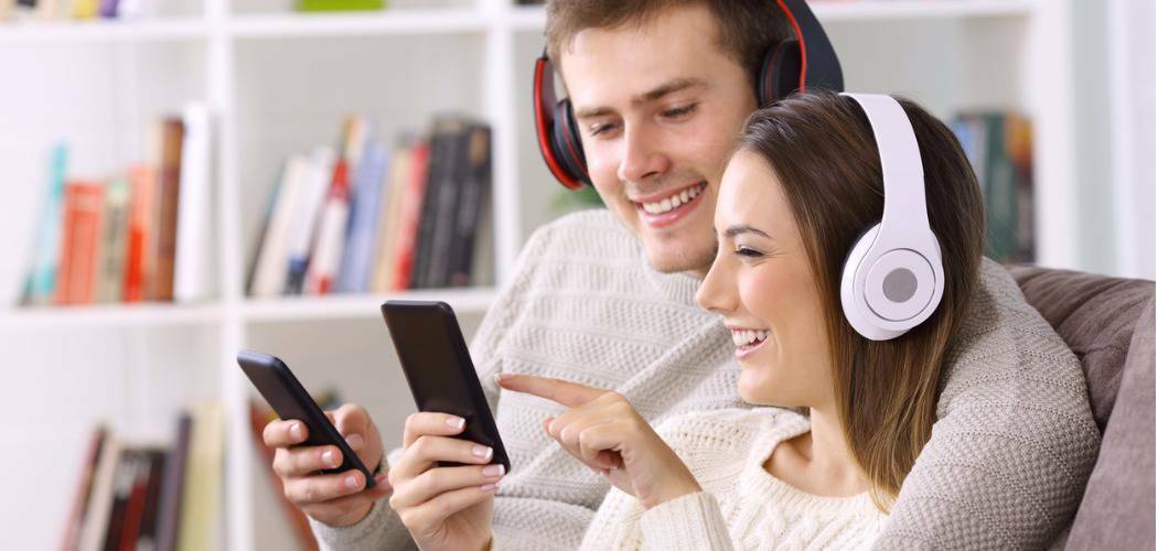 двойка слушане на музика-слушалки-мобилни функции