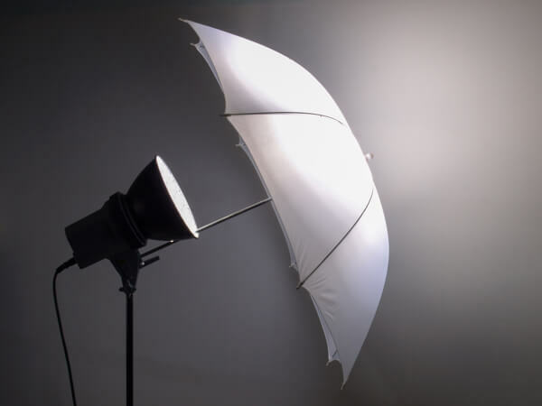 Фото чадър помага да създадете мека, ласкателна светлина за вашите видеоклипове.