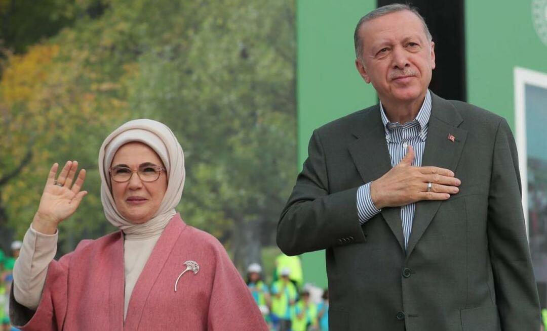 Емине Ердоган благодари на средното училище Ayaskent İrfan Kırdar в Измир