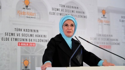Първата дама Ердоган присъства на Деня на правата на жените