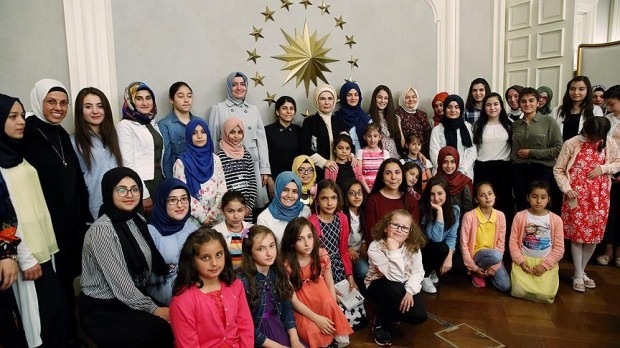 С призива на първата дама Ердоган 8 министерства предприеха действия за деца!