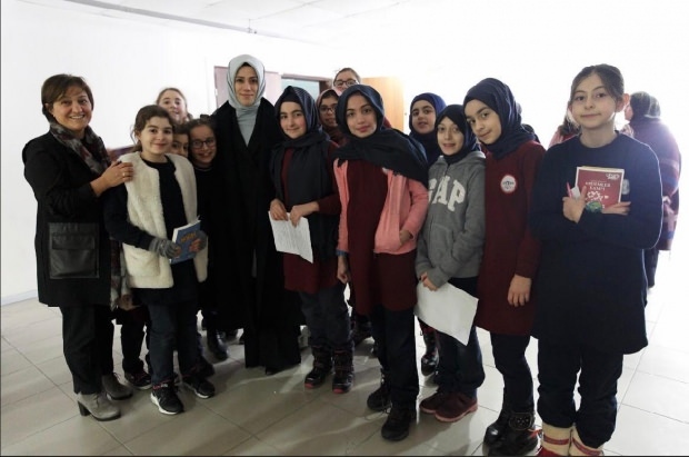 Есра Албайрак на церемонията за значка на проекта Visionary Цели за момичета!
