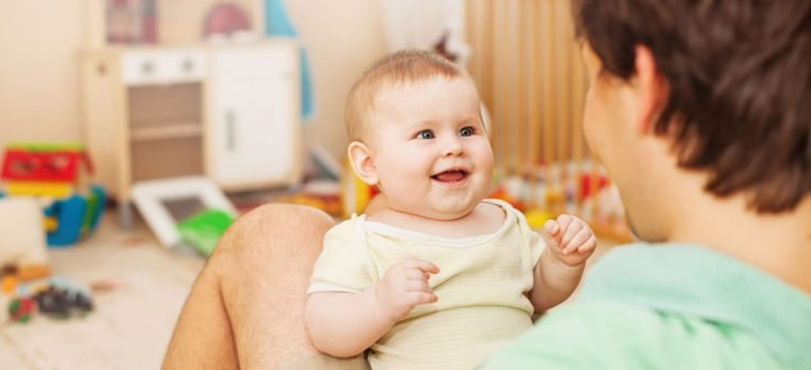 Изложено на няколко езика, бебето може да говори късно
