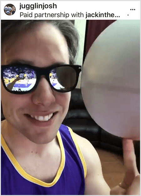 Джош Хортън публикува снимка за кампания с Джак в кутията и LA Lakers. Джош носи огледални слънчеви очила и фланелка на Лейкърс и се усмихва на камерата, докато върти топка.