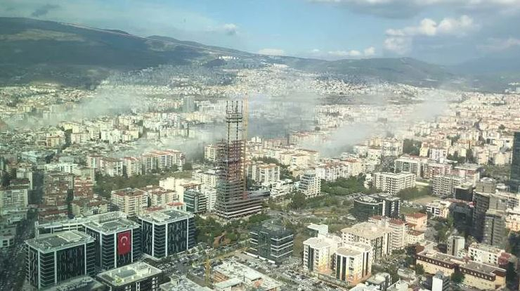 сгради се срутиха в Измир