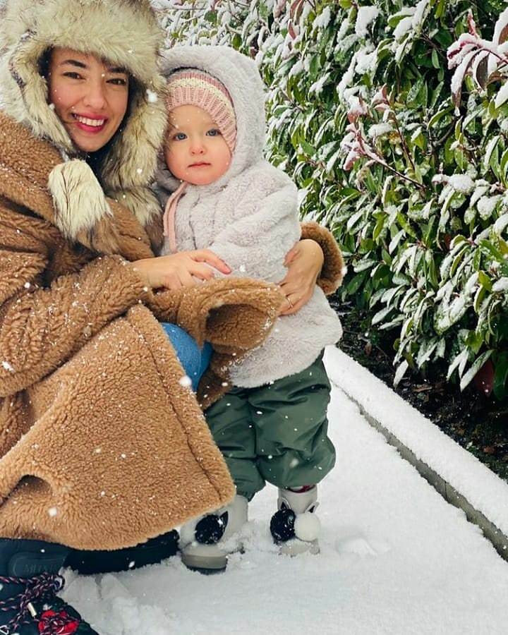 Снежна поза с дъщеря си Лейла от актрисата Седа Бакан!