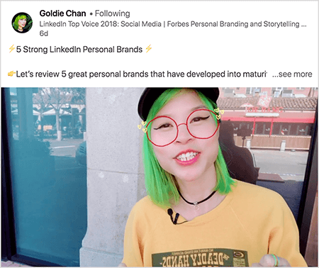 Това е екранна снимка на Goldie Chan, споделяща видеоклип с ясна храна за вкъщи. Текстът над видеото казва „5 силни лични марки в LinkedIn. Нека разгледаме 5 страхотни лични марки, които са се превърнали в зрели.. . виж повече". Във видеоизображението Голди се появява от гърдите нагоре. Тя е азиатка със зелена коса. Тя е с грим, черна колие-чокър и жълта риза. С видео филтър изглежда, че тя носи червени очила, скицирани с маркер.