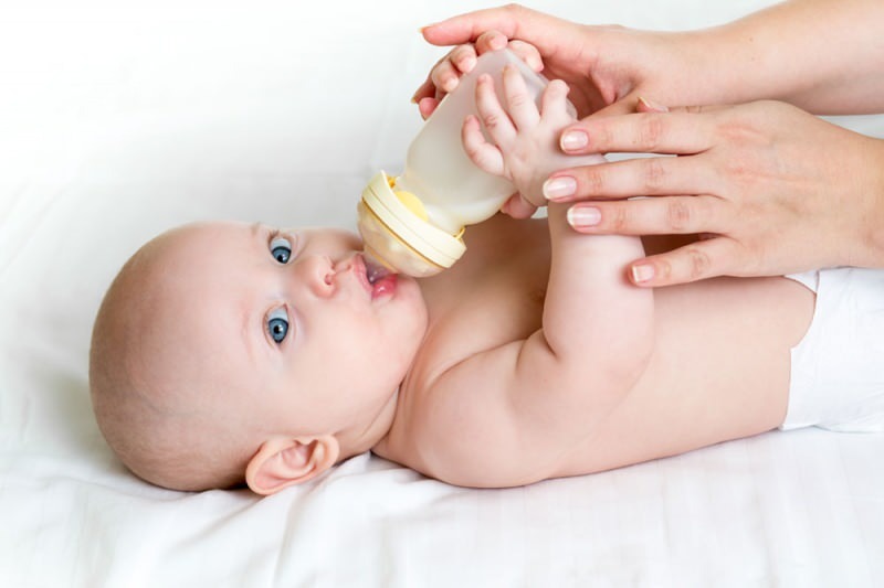 Използване на шише за хранене на новородено