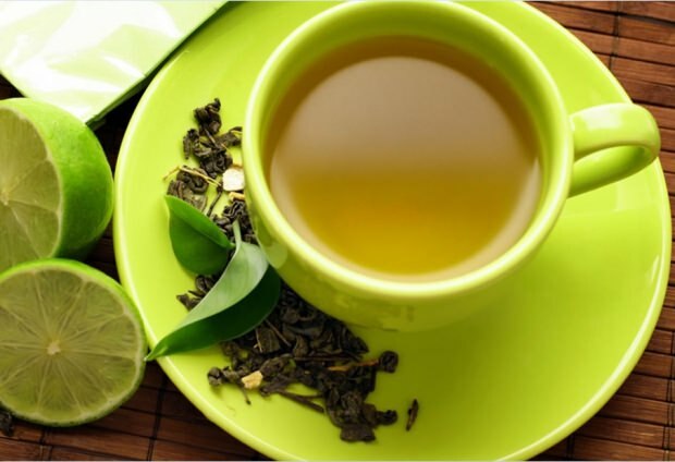 Лесно отслабена смес от зелен чай и минерална вода