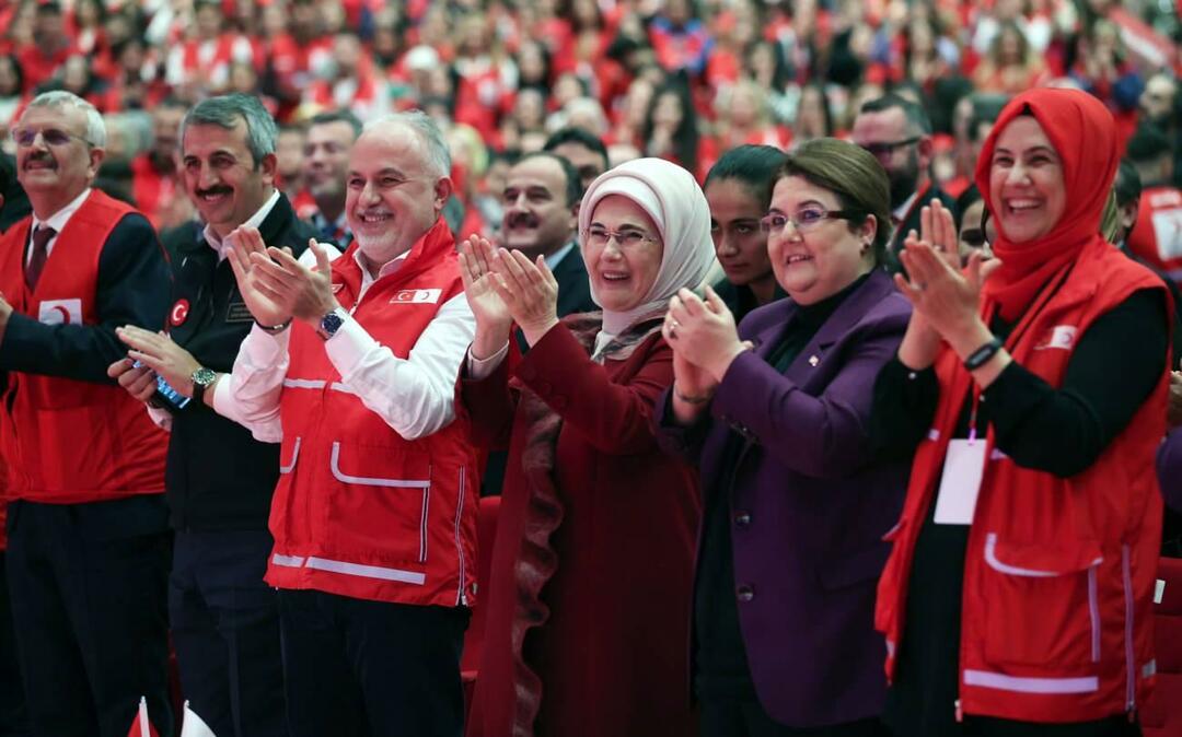 Емине Ердоган говори на церемонията по връчването на международната награда за доброволчество Червена жилетка