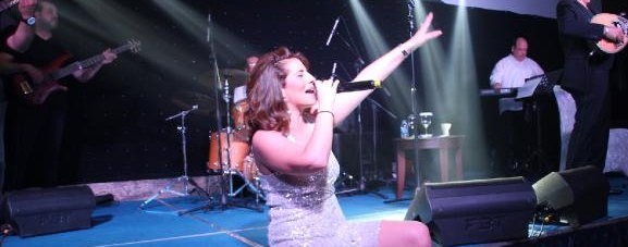 Гръцката певица Анастасия Калогеропулу се представи в TRNC, обявена за предателка