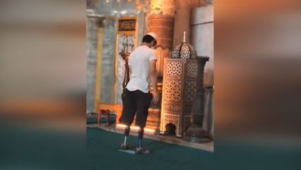 Младият мъж се моли с протезираните си крака в джамията „Света София”!