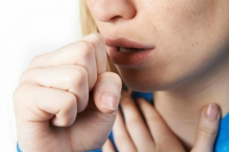 храчките със суха кашлица могат да причинят разрушаване на гърлата и дихателните пътища
