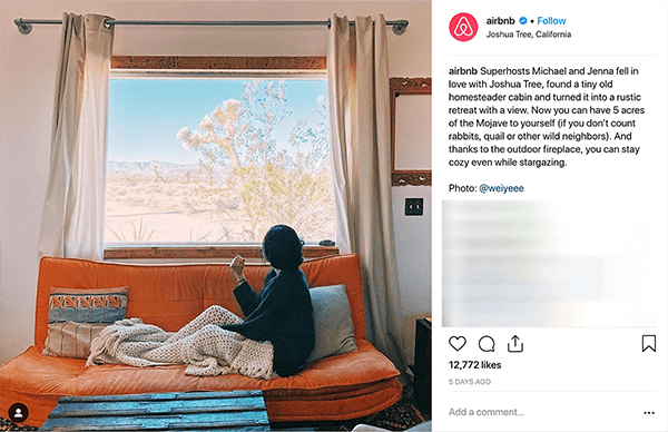Това е екранна снимка на публикация в Instagram от Airbnb. Той разказва историята на двойка, която приютява хора в дома си чрез Airbnb. На снимката някой седи на оранжев диван под бежово плетено одеяло и гледа през прозореца към пустинен пейзаж. Мелиса Касера ​​казва, че тези истории са пример за бизнес, използващ преодоляването на чудовищната сюжетна линия в своя маркетинг в социалните медии.