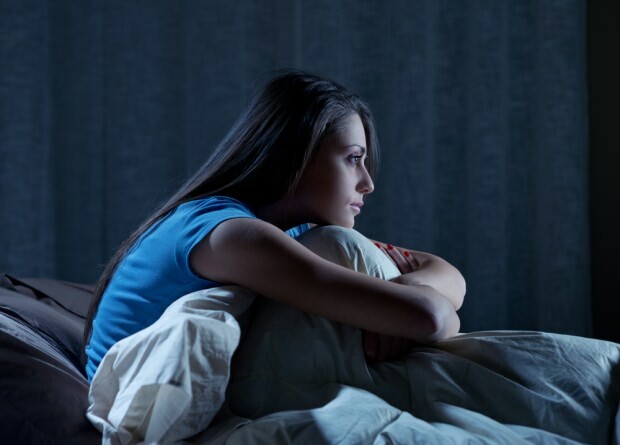 Прекомерната умора и стрес през деня причинява събуждане през нощта и безсъние на следващия ден