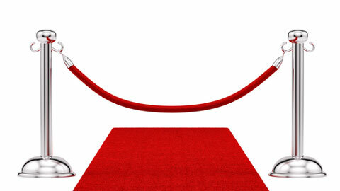 shutterstock 103168676 изображение на червен килим и кадифено въже