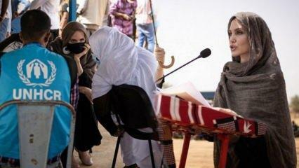 Анджелина Джоли посещава бежански лагер