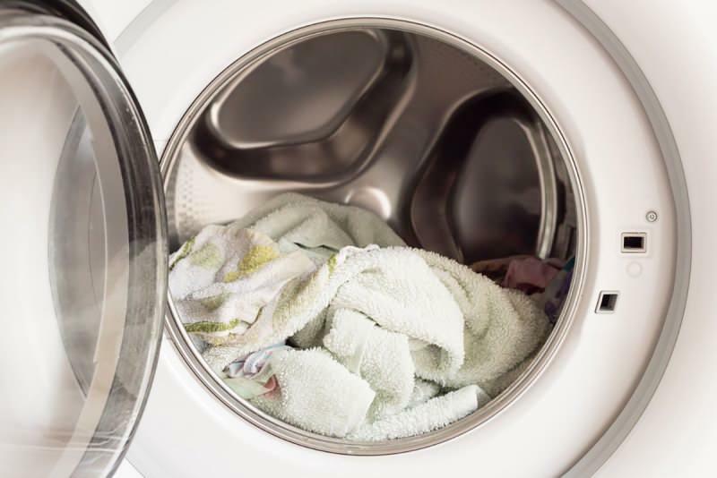 Хвърляне на мокрите кърпички в пералнята