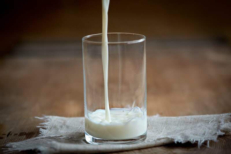 Как да избегнем пръскането наоколо при наливане на мляко