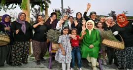 Първата дама Ердоган посети Екологично селище и жъне лавандула в Анкара