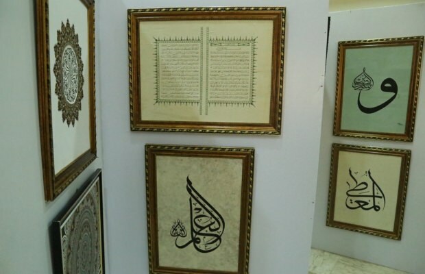 Нигерия красят научих, че изкуството на калиграфията в Турция