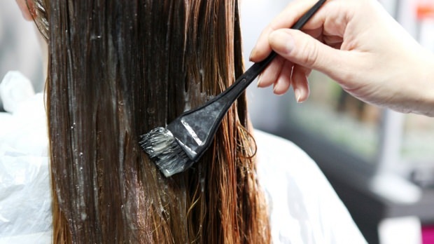 Как да боядисваме боята за коса? Предложения за билкови разтвори за източване на боя за коса