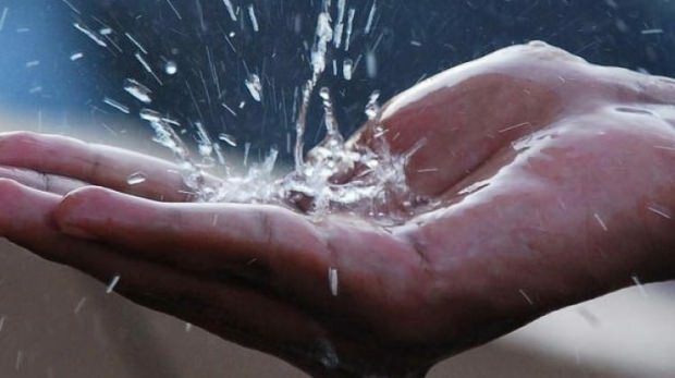 Какви са ползите от дъждовната вода за кожата и косата?