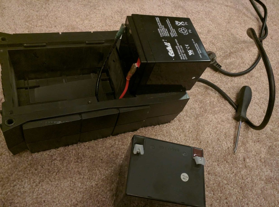 Направи си сам ремонт на пренапрежение: Сменете собствената си UPS батерия и спестете $ 30 до $ 150