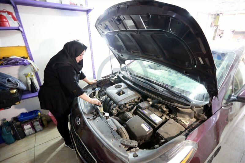Двама завършили университета Ум Риза става първата жена автомеханик в Багдад
