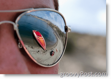 Снимка - Пример за бленда - Слънчеви очила със отражение на скибот в червено