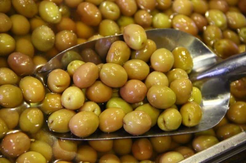 Трябва да се консумират по-малко солени зелени маслини вместо солени зелени маслини