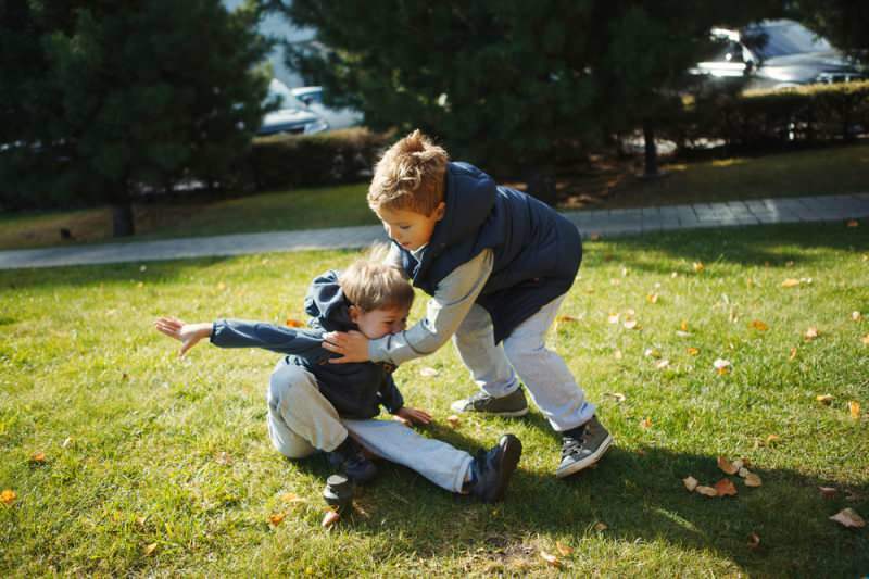 Какво е синдром на 2 години? Как да предотвратите поведението при хвърляне и удряне при деца?