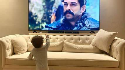 Бурак Йозживит сподели за първи път сина си! Когато Каран Йозживит видя баща си по телевизията ...