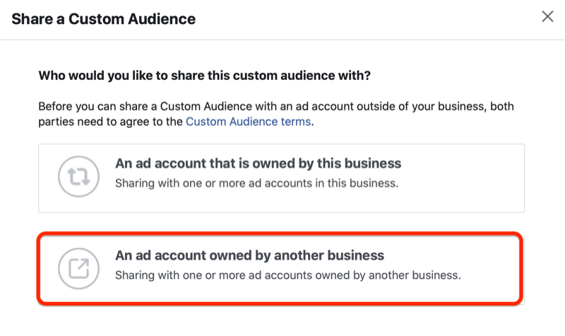 мениджърът на реклами във facebook споделя персонализирано меню за аудитория с подчертаната опция „рекламен акаунт, притежаван от друг бизнес“